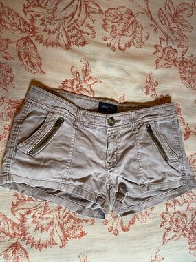 American Eagle Outfitters Women's Chino Shorts in Light Tan